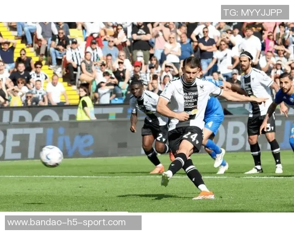 费内巴切瞄准世界级前锋莱万或瑟尔洛特成引援目标